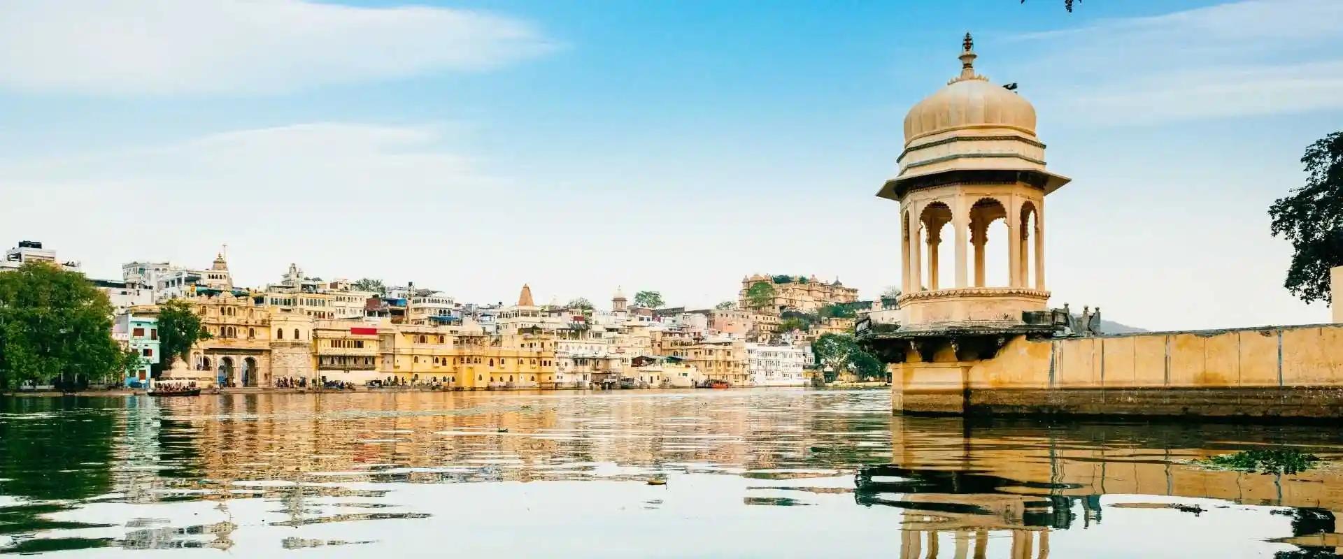 Explore Top Udaipur Attractions by Tempo Traveller